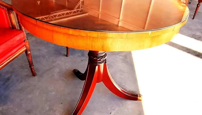 Mesa redonda de estilo en raiz y patas con regatones en bronce
