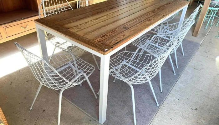 Mesa Tapa De Pinotea Base De Hierro 1,96 X 0,82 X 0,76 Alto Y 8 Sillas Bertoia