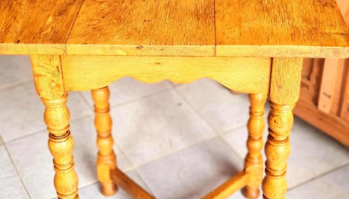 Mesa tipo bar en roble maciza estilo jacobino restaurada y lustrada