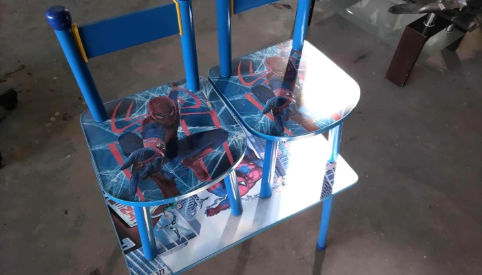 mesa y 2 sillas para niño (para Armar Esta En Caja Es Nueva)