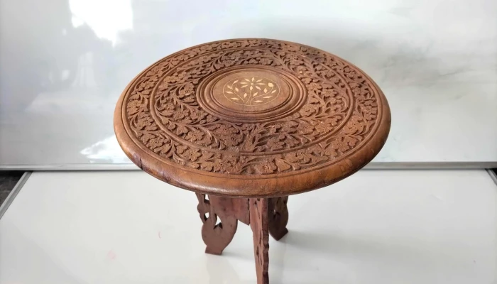 mesita auxiliar tallada en madera