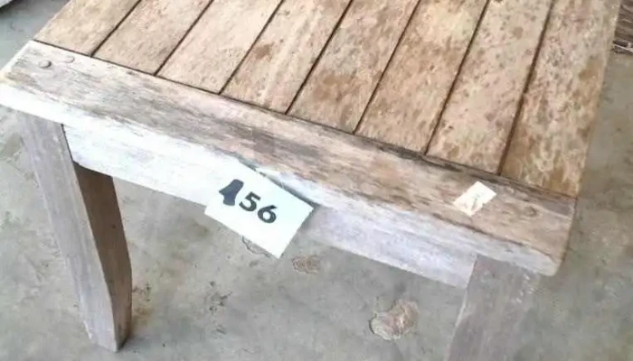 mesita chica cuadrada de exterior en madera natural 0,33 x 0,33