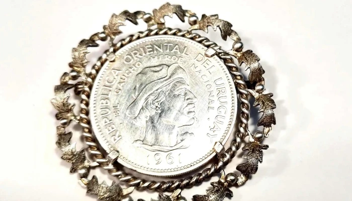 Moneda Del Gaucho 1961 En Plata Engarzad 2 - 17-06-2021