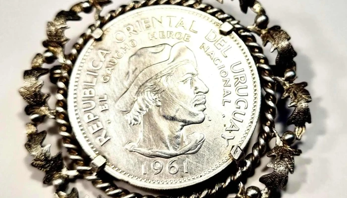 Moneda del gaucho 1961 en plata engarzado , prendedor o colgante
