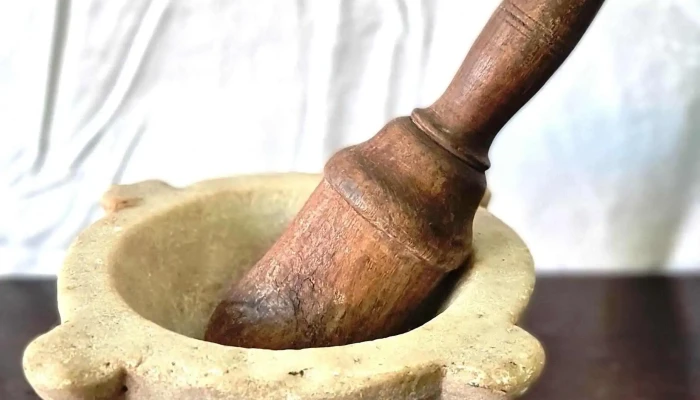 Mortero de mármol con manito madera