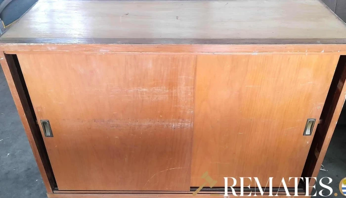 mueble bajo tipo biblioteca de 2 puertas color marron claro con patas