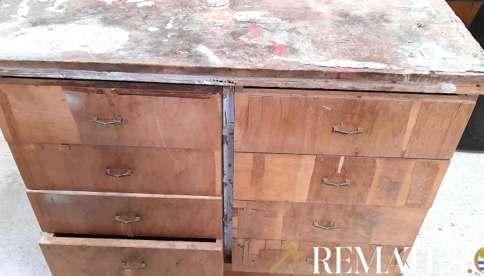 mueblen cajonera  de madera a la vista