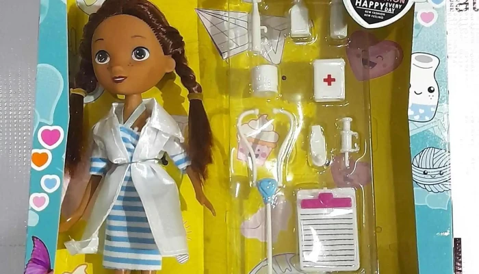 muñeca doctora con accesorios