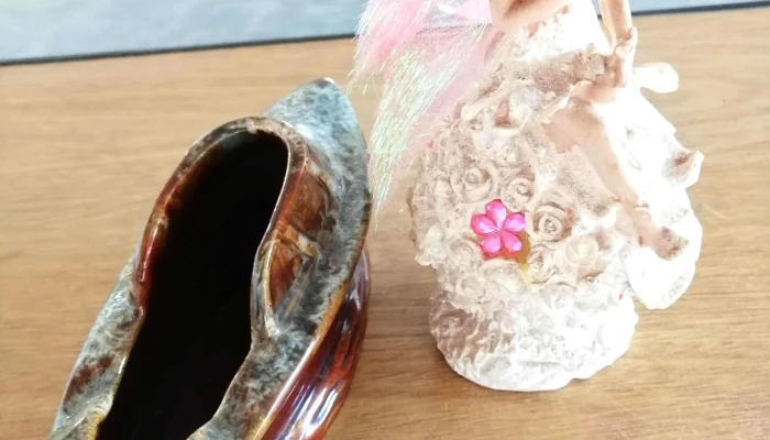 muñeca rosa y barquito marron