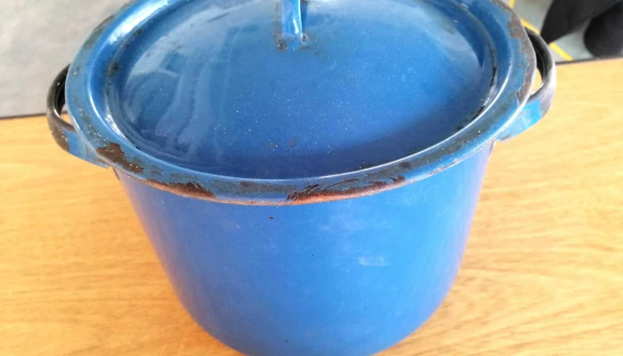 olla azul esmaltada con tapa