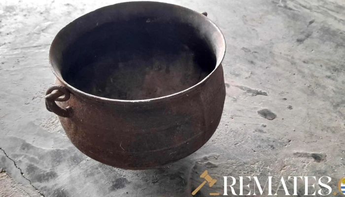 olla de hierro de 3 patas