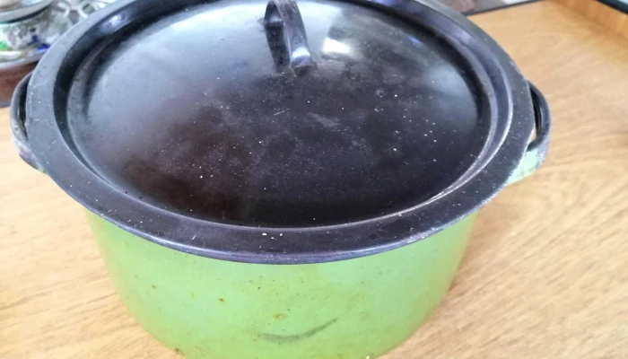 olla esmaltada verde de tapa negra