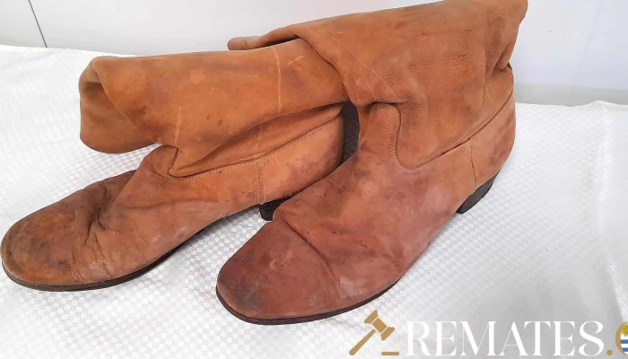par de botas de cuero