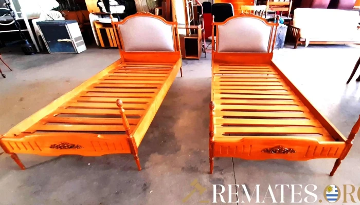 Par de camas gemelas con tapizado en respaldo , lustre nuevo