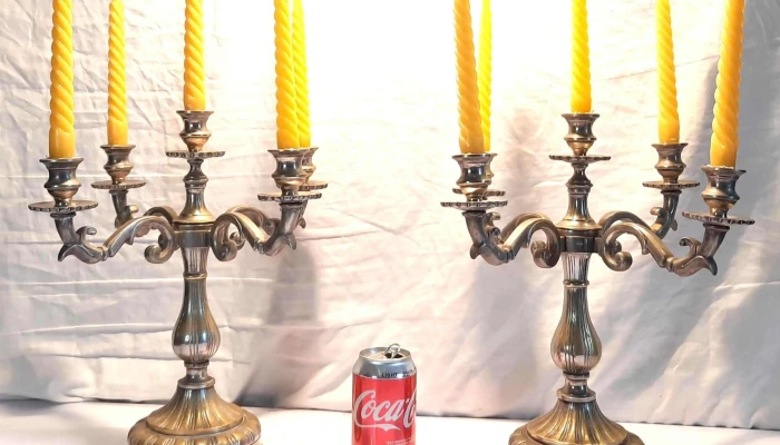 Par de candelabros en bronce plateados con 5 velas cada uno ( incluidas)