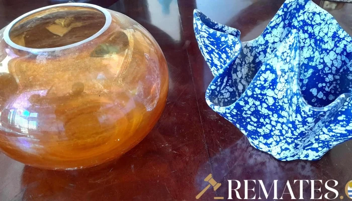 par de floreros de vidrios azul y naranja