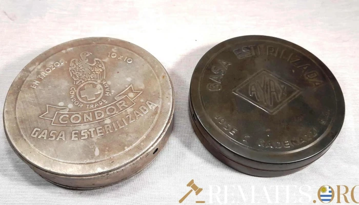 Par de latas antiguas de gasa