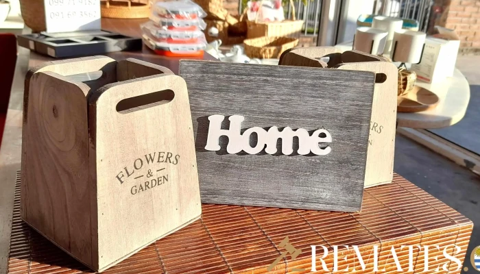 par de masetas de madera y cartel Home