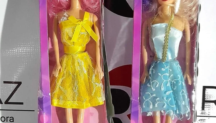 par de muñecas amarilla y celeste