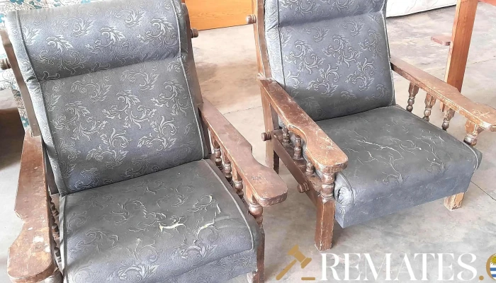 par de sillones individuales estructura de madera y tapizados