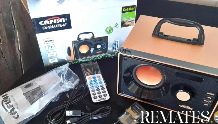 parlante portatil tiene puerto Usb y control