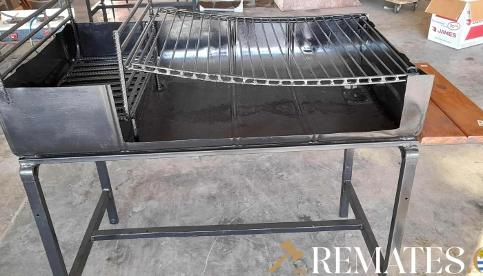 parrillero nuevo con parrilla curva, leñero y estante en madera