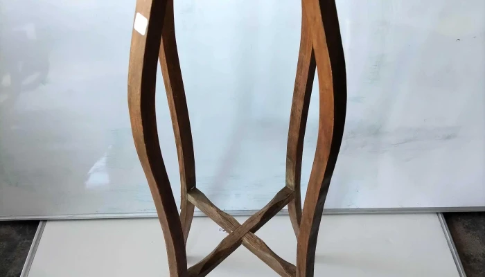 pedestal en madera con estante