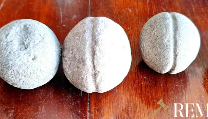 Piedras boleadoras y sobador indígena