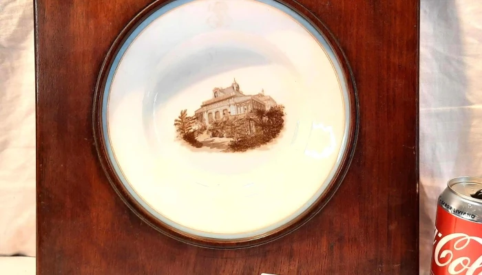 Plato hondo enmarcado en madera de castillo francés fechado 1855 Paris 24 cm diámetro