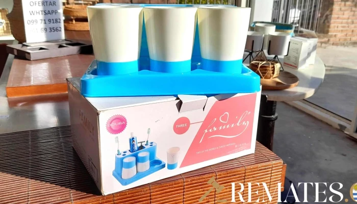 porta sepillo con 3 vasos de plastico blanco y azul