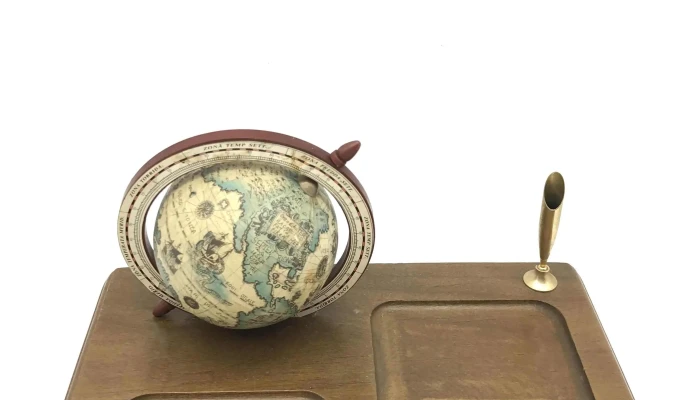 Portapluma Para Escritorio Con Globo Terraqueo Y Base De Madera