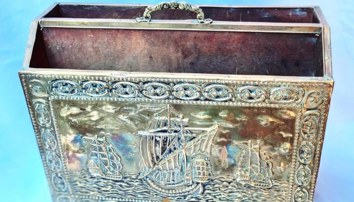 Precioso revistero en madera revestido en bronce con imágenes