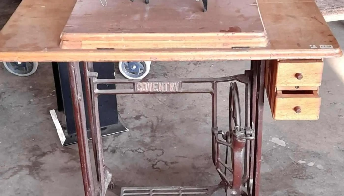 r maquina de cocer con pie de hierro