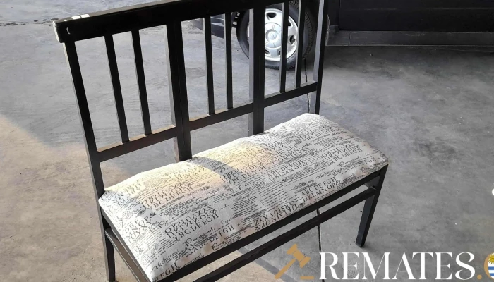 r sillon de madera de 2 cuerpos negro tapizado blanco con letras