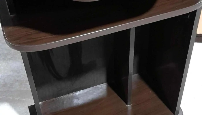 Rack de tv y video con varios estantes de color marron