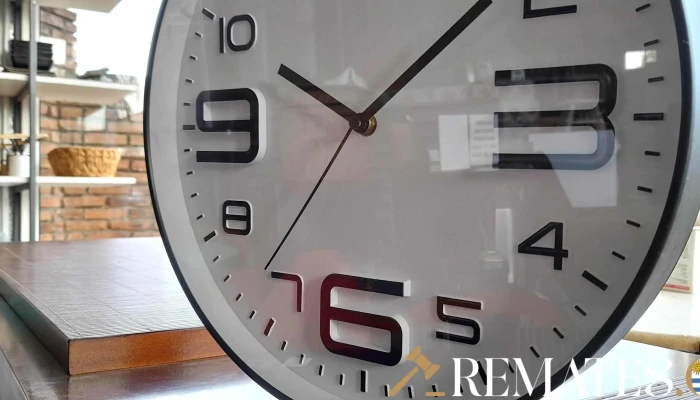 Reloj Circular Fondo Rojo Numeros Negros -  3 - 17-06-2021