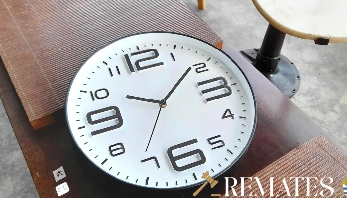 Reloj Circular Fondo Rojo Numeros Negros -  7 - 17-06-2021