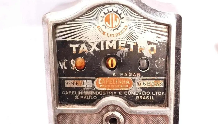 Reloj de taxi antiguo con su llave funcionando