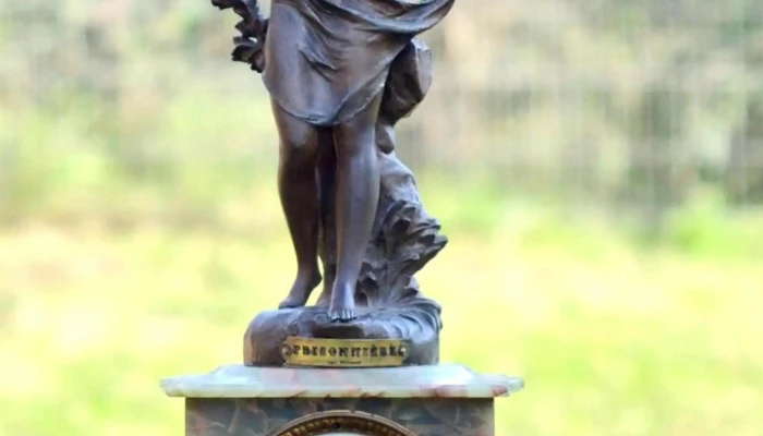 Reloj péndulo, escultura Prisonniere de Ferrand, de onix y con detalles  de oro garments