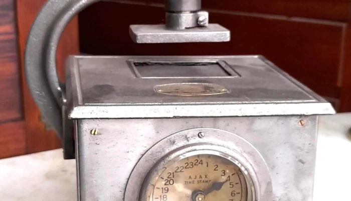 Reloj tarjetero de control de personal americano funcionando