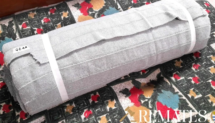 rollo de tela gris