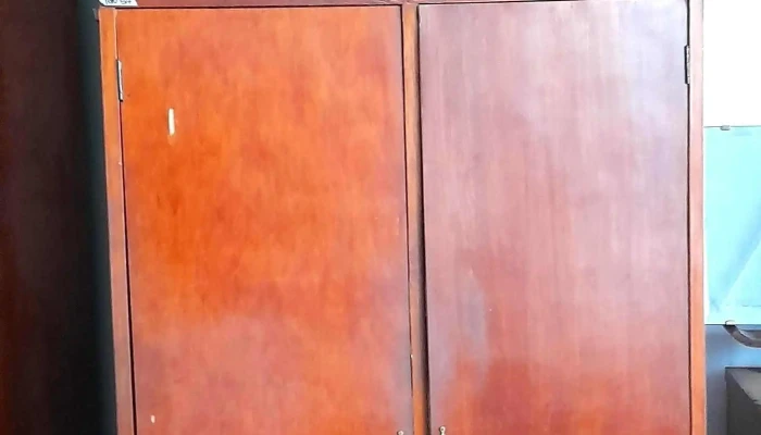 ropero enchapado en madera de 4 puertas 2 cajones