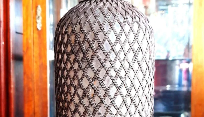 Sifón antiguo con malla de acero