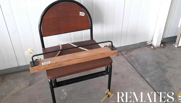 silla baja de madera y hierro y ganchera