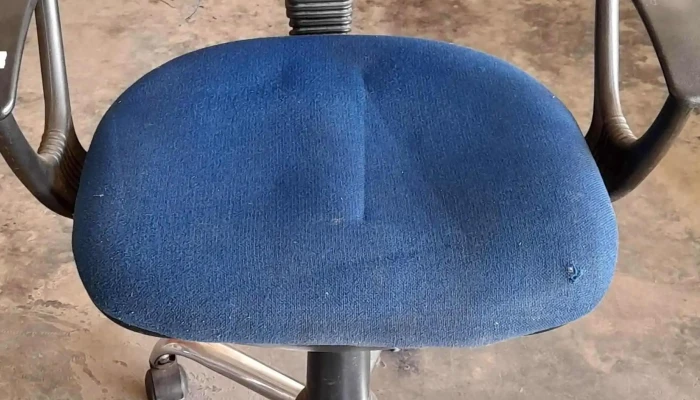 silla de escritorio tapizada en tela color azul