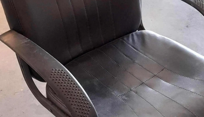 silla de escritorio tapizado en cuerina color  negro