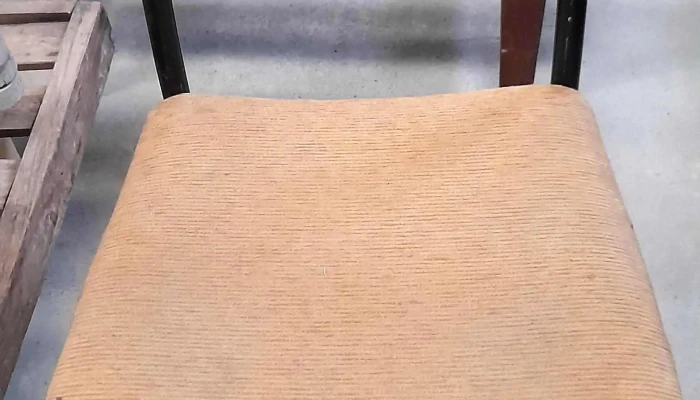 silla moderna base de hierro negro y madera asiento tapizado beige