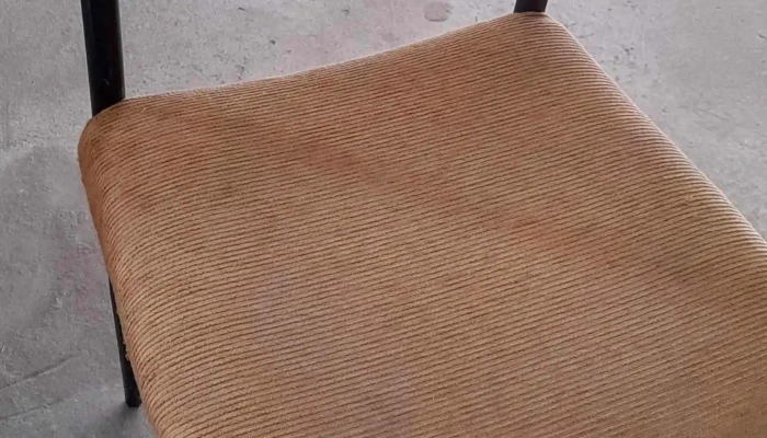 silla moderna base de hierro negro y madera asiento tapizado beige