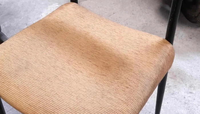 silla moderna base de hierro negro y madera asiento tapizado beige