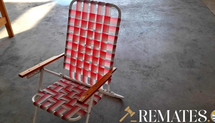 silla repocera de playa roja y blanca